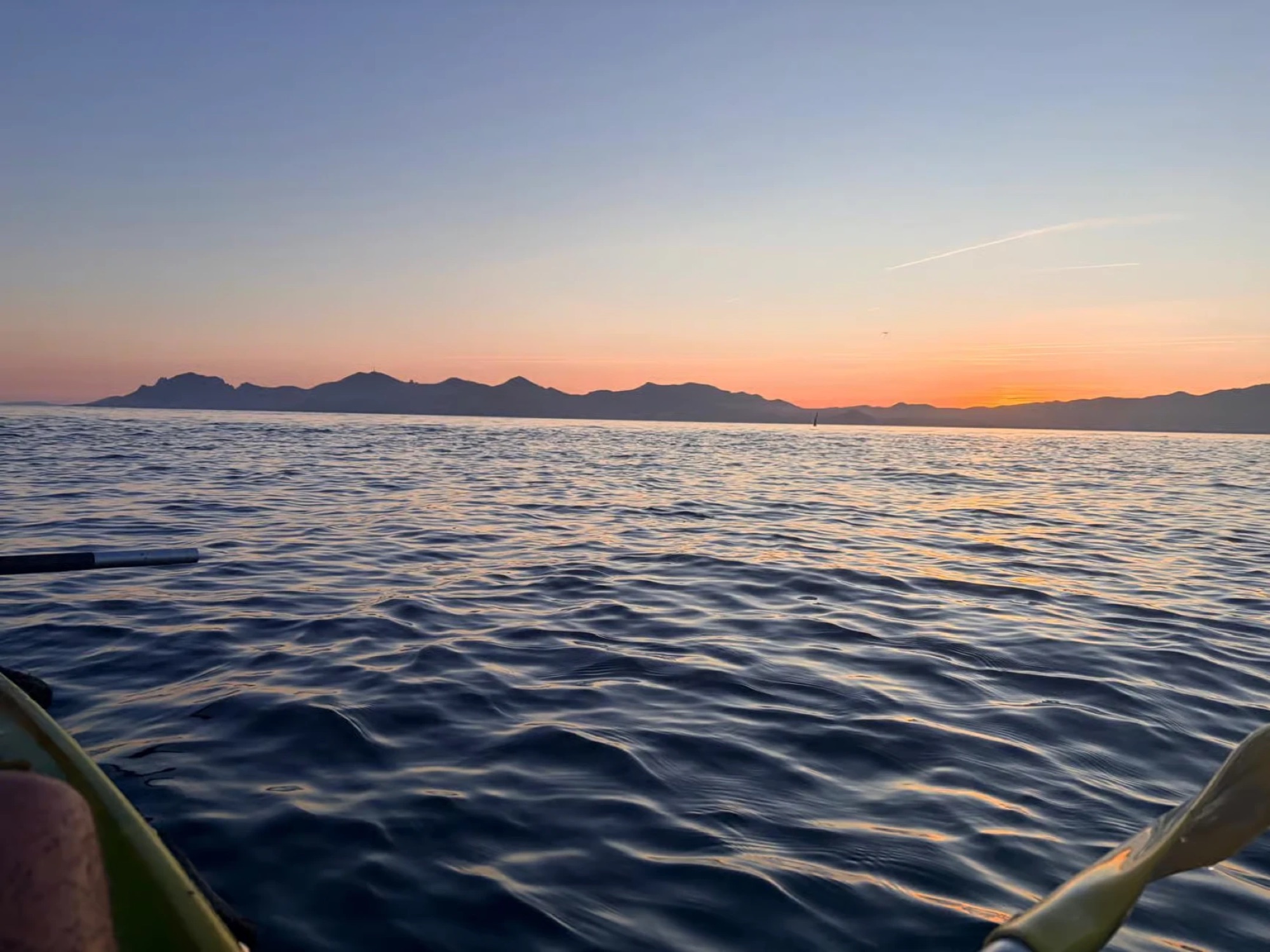 Coucher de soleil sur l'Esterel vu depuis un kayak