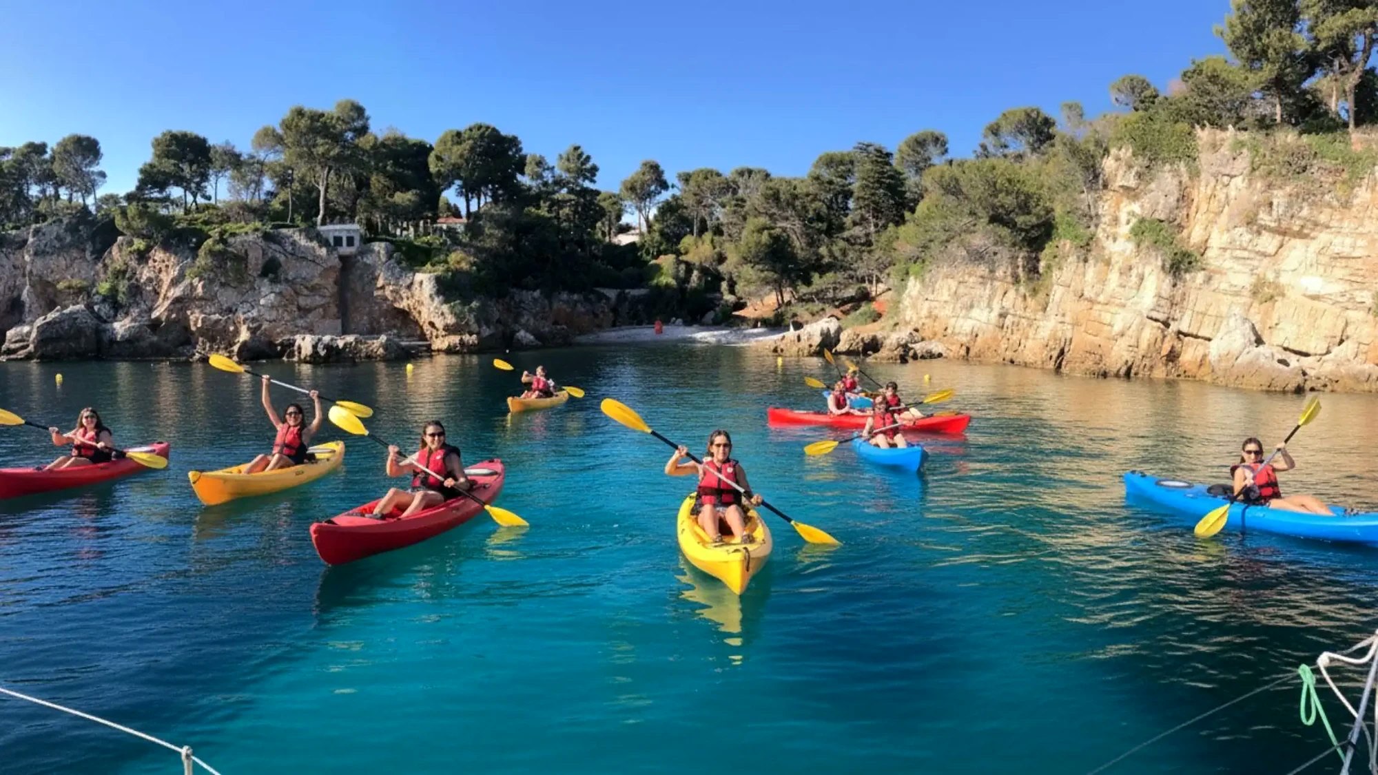 Groupe Azurkay en kayak dans une crique du Cap d'Antibes